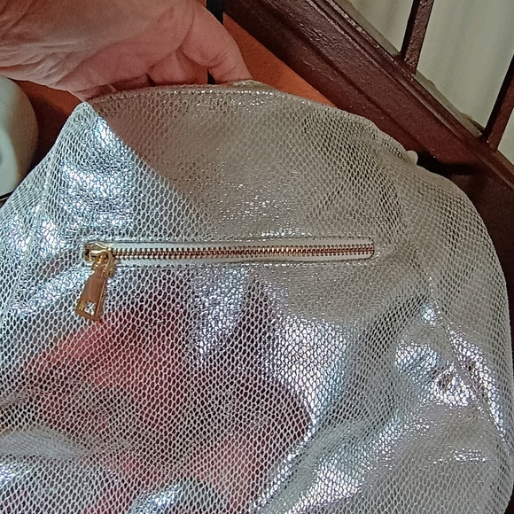 Elegant Silver Women's Shoulder Bag - Picture 9 of 9